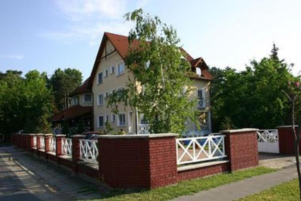 Hotel Francoise Balatonlelle Eksteriør bilde
